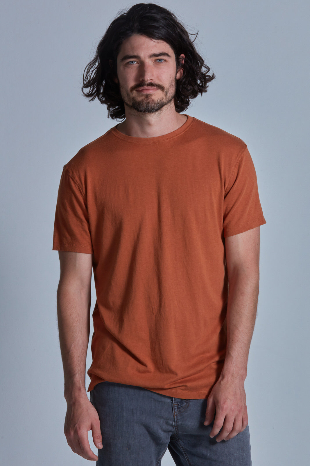 ONNO bamboo t-shirt in Rust Unpatched, Nic is 5'11" and wearing size M.