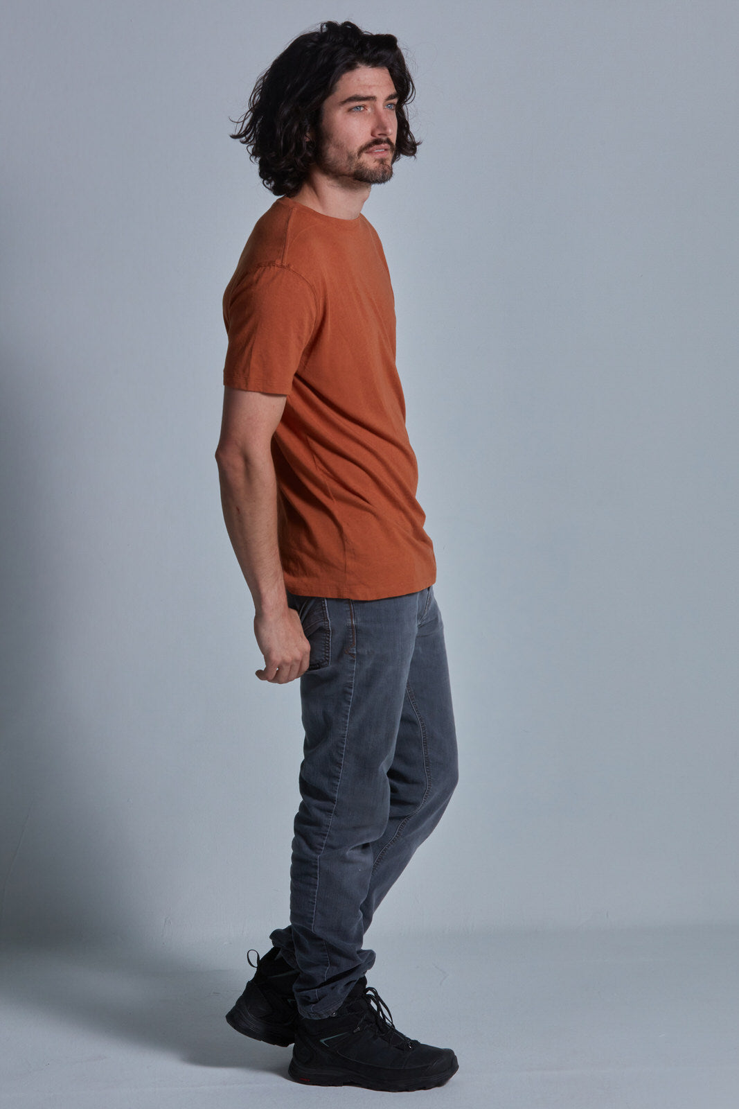 ONNO bamboo t-shirt in Rust Unpatched, Nic is 5'11" and wearing size M.