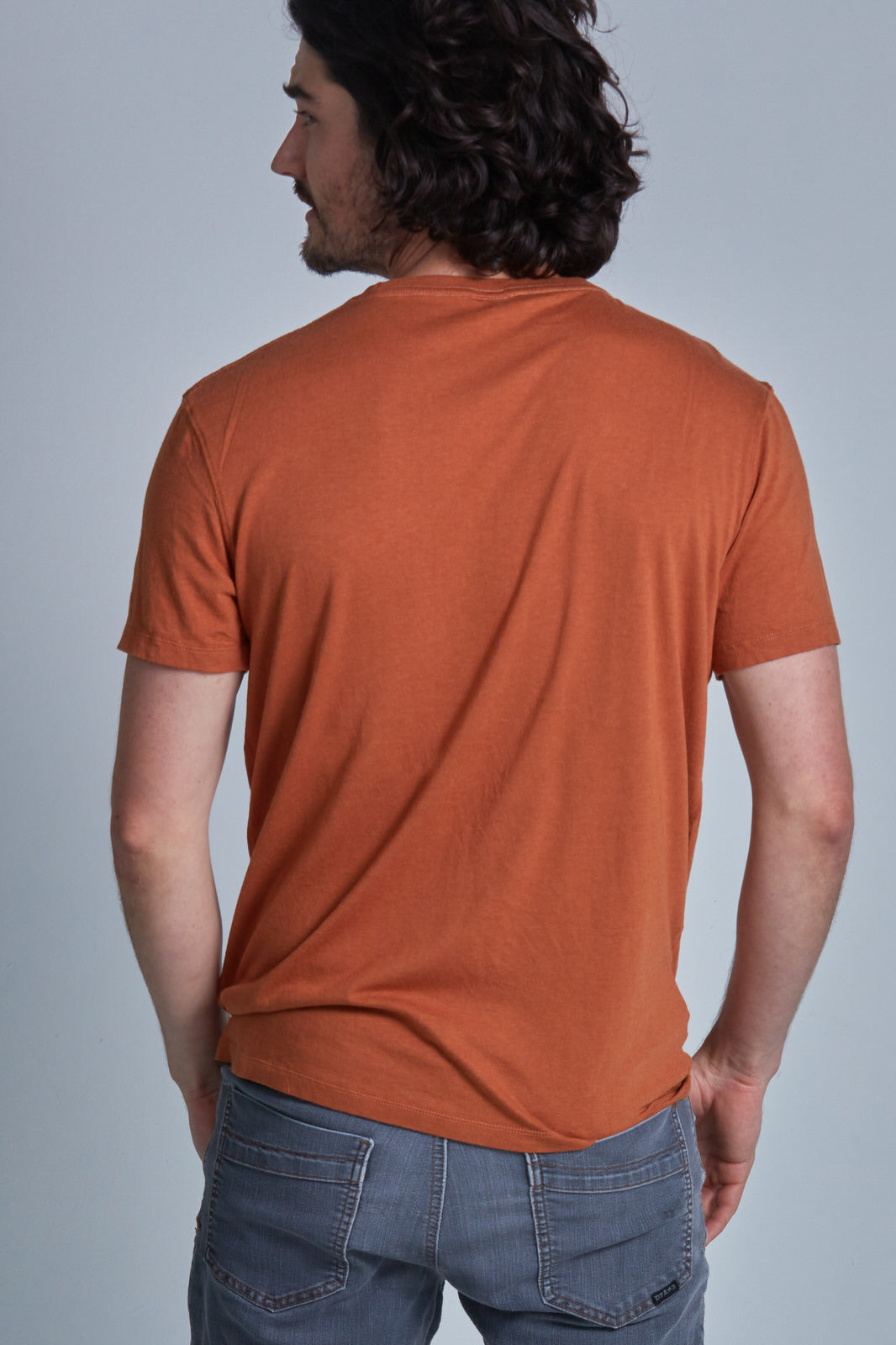 ONNO bamboo t-shirt in Rust Unpatched, Nic is 5'11" and wearing size M.