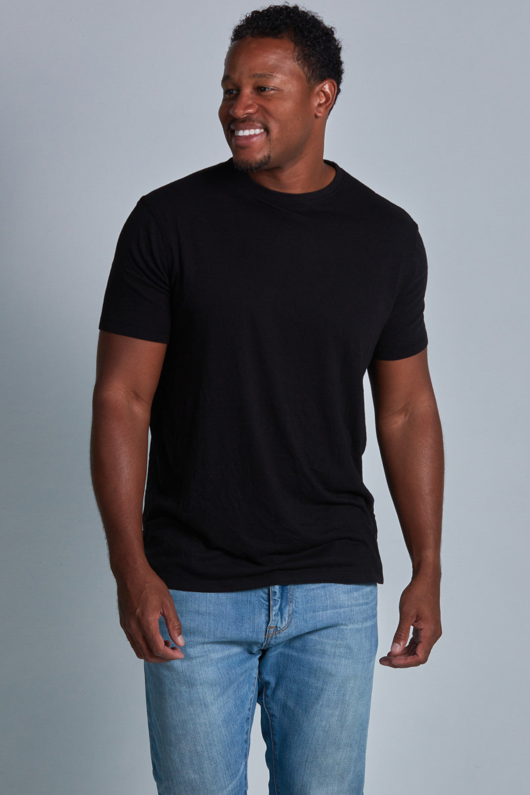 ONNO bamboo t-shirt in Black Unpatched, Golden is 6'0" and wearing size L.