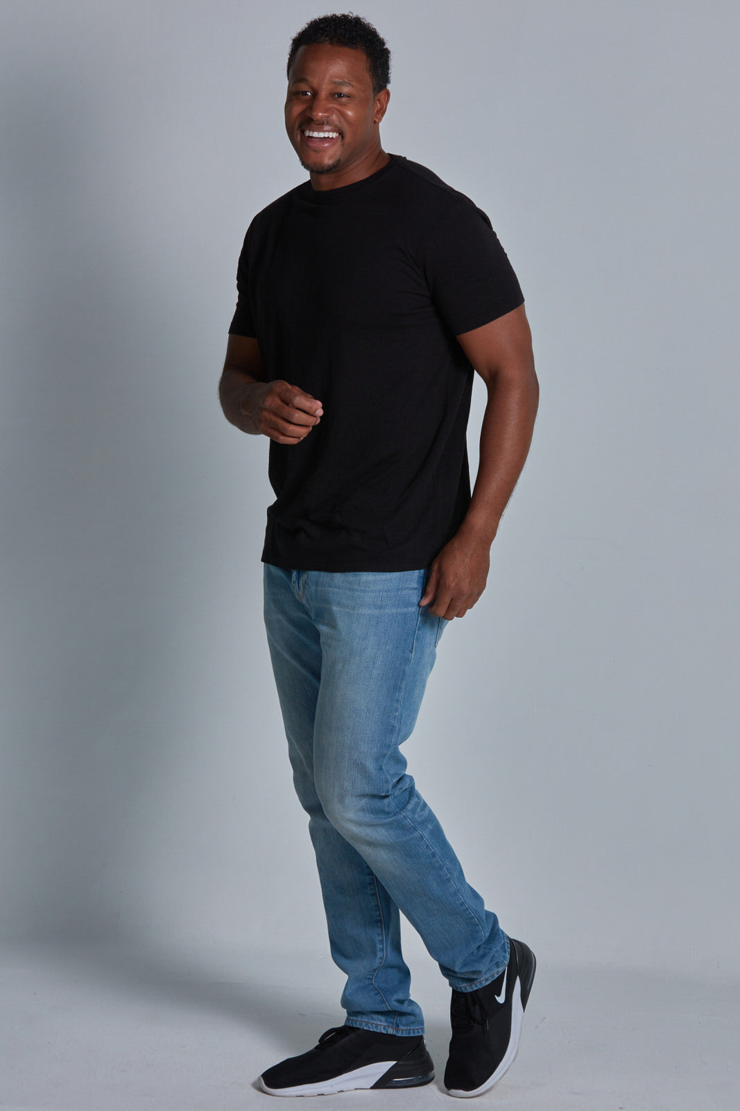 ONNO bamboo t-shirt in Black Unpatched, Golden is 6'0" and wearing size L.