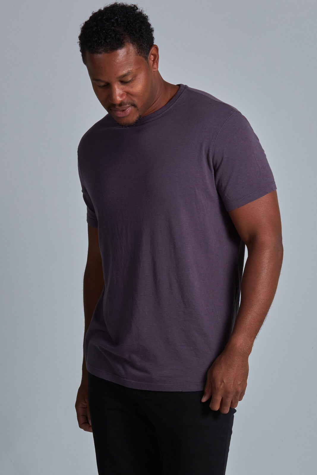 ONNO bamboo t-shirt in Dirty Purple Unpatched, Golden is 6'0" and wearing size L.