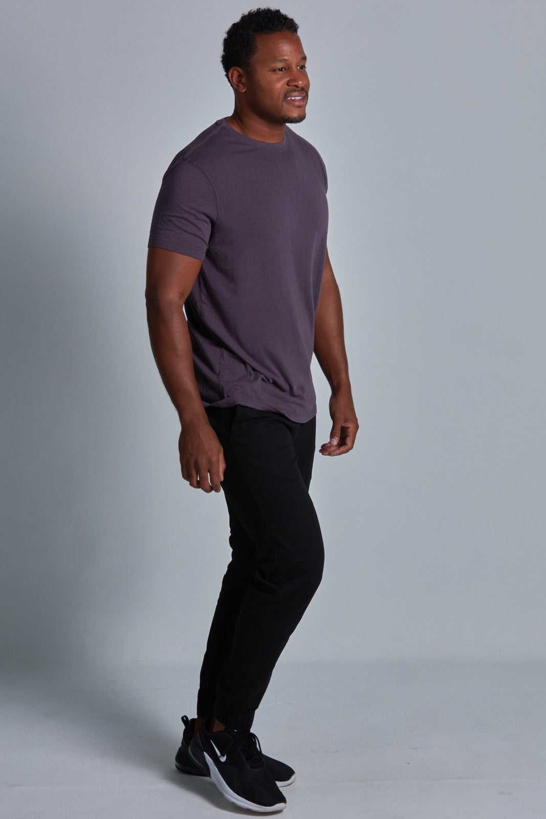 ONNO bamboo t-shirt in Dirty Purple Unpatched, Golden is 6'0" and wearing size L.