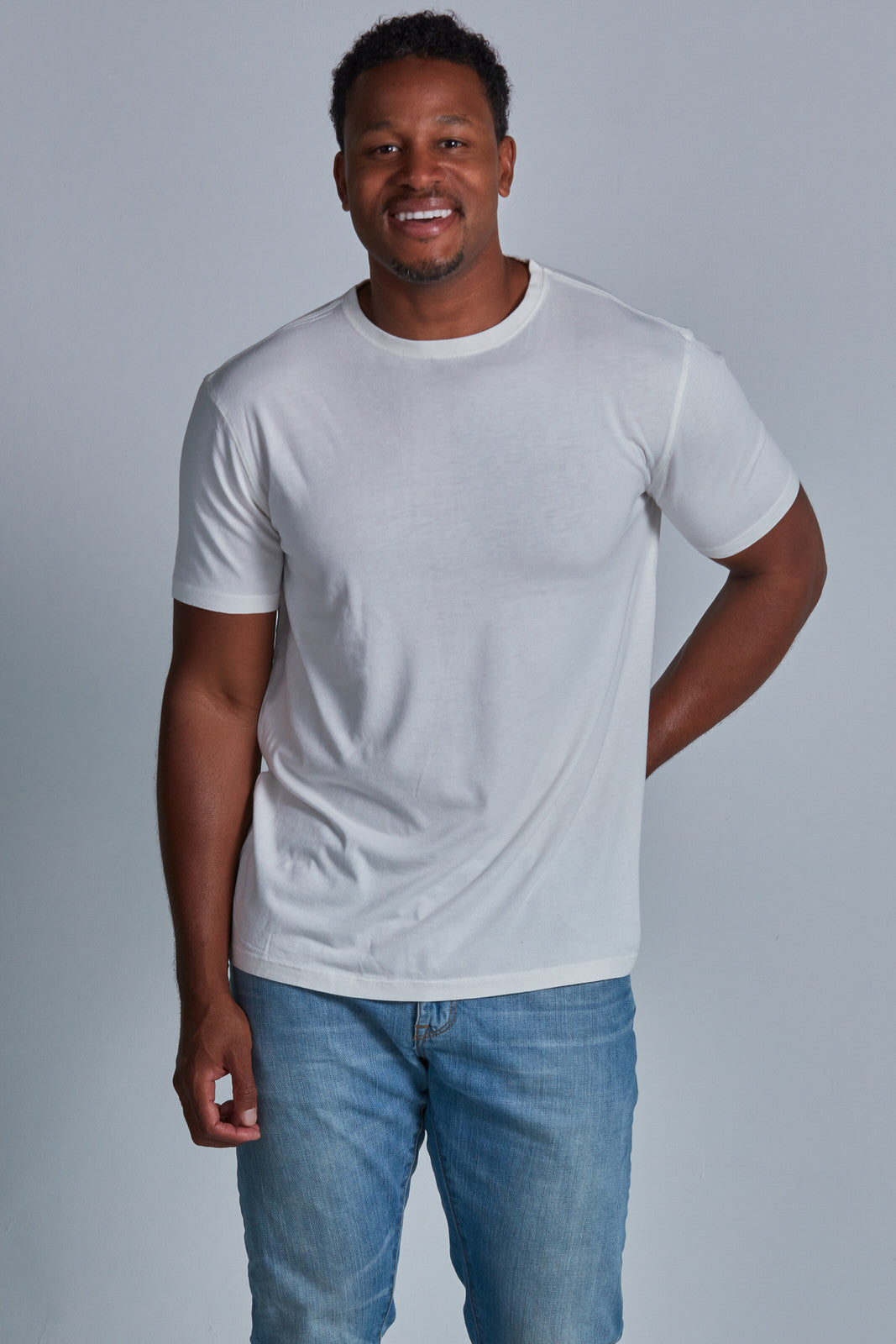 ONNO bamboo t-shirt in Natural Unpatched, Golden is 6'0" and wearing size L.