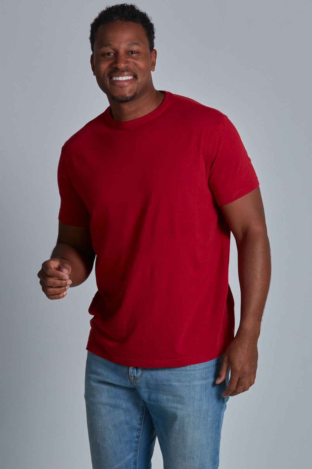 ONNO bamboo t-shirt In Earth Red Unpatched, Golden is 6'0" and wearing size L.