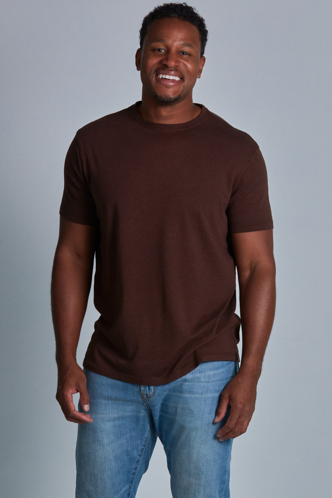 ONNO bamboo t-shirt in Espresso Unpatched, Golden is 6'0" and wearing size L.