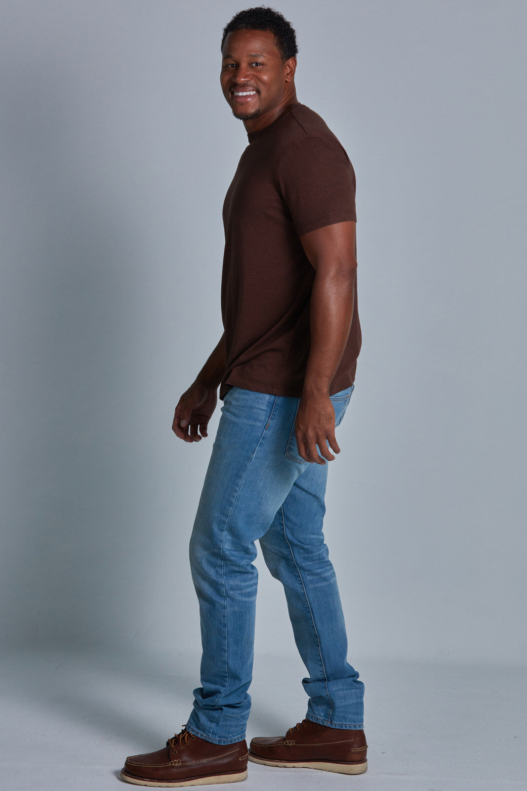 ONNO bamboo t-shirt in Espresso Unpatched, Golden is 6'0" and wearing size L.