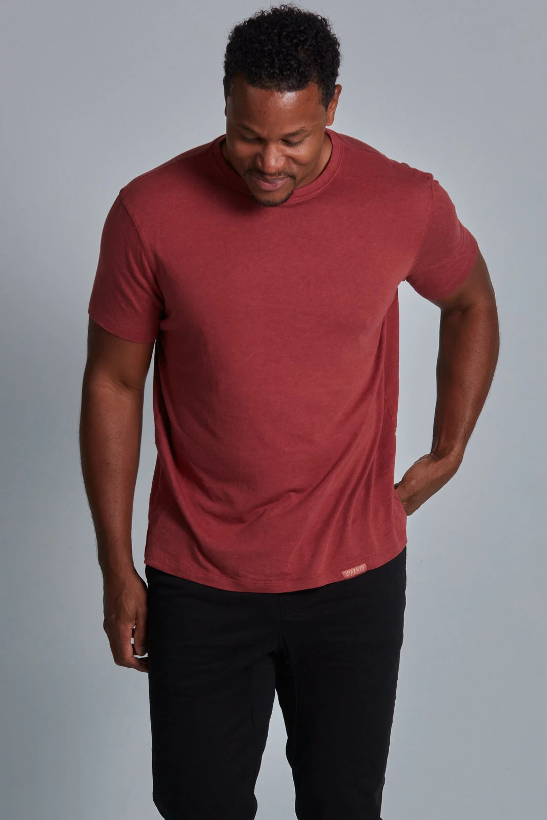 ONNO bamboo t-shirt in Brick, Golden is 6'0" and wearing size L.