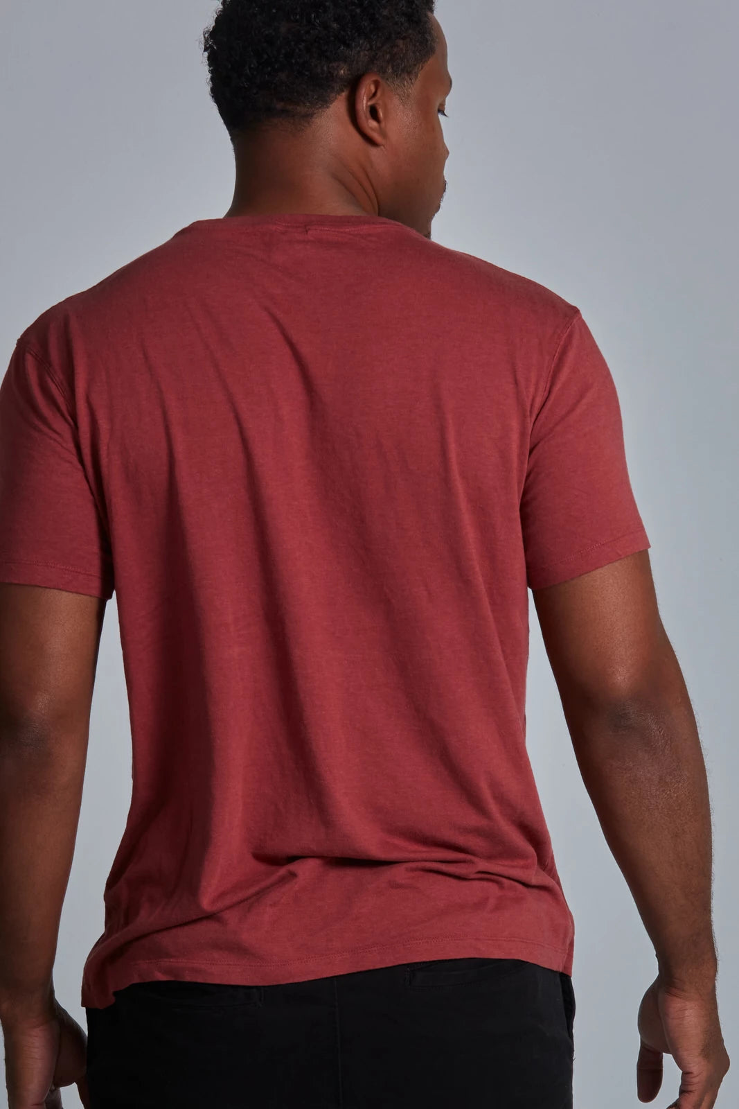 ONNO bamboo t-shirt in Brick, Golden is 6'0" and wearing size L.