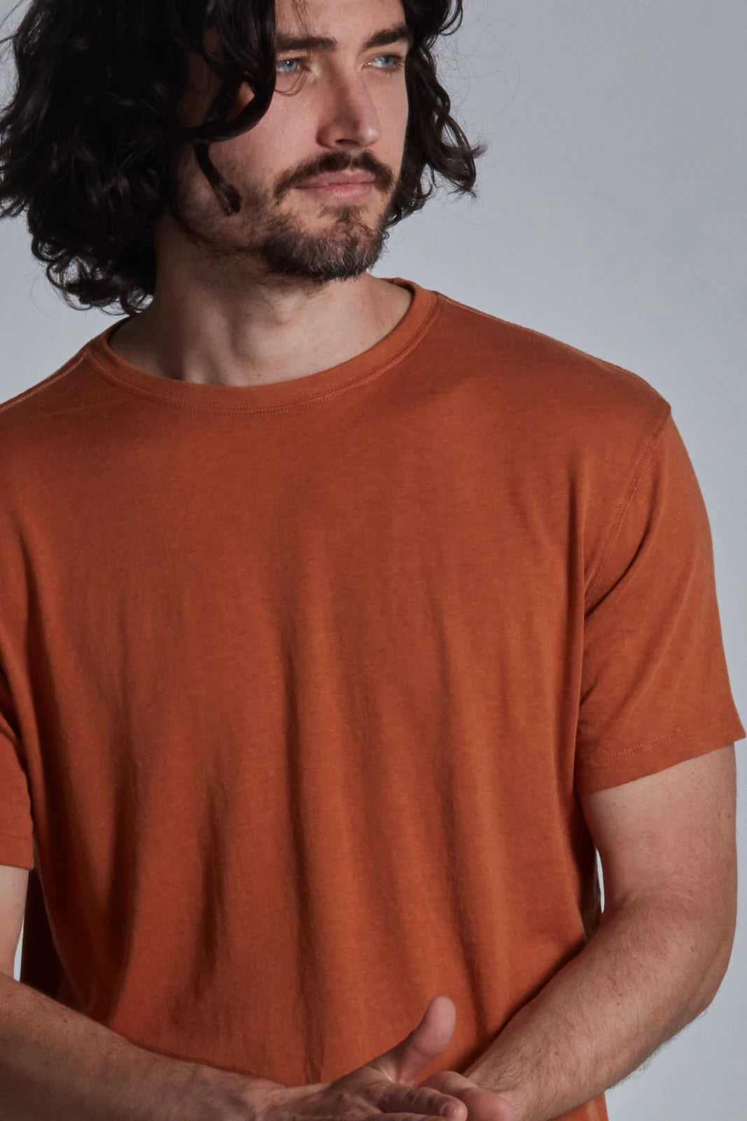ONNO bamboo t-shirt in Rust, Nic is 5'11" and wearing size M.