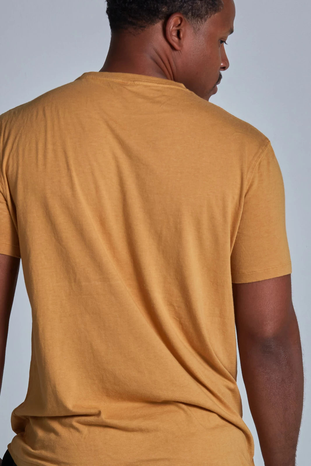 ONNO bamboo t-shirt in Mustard, Golden is 6'0" and wearing size L.