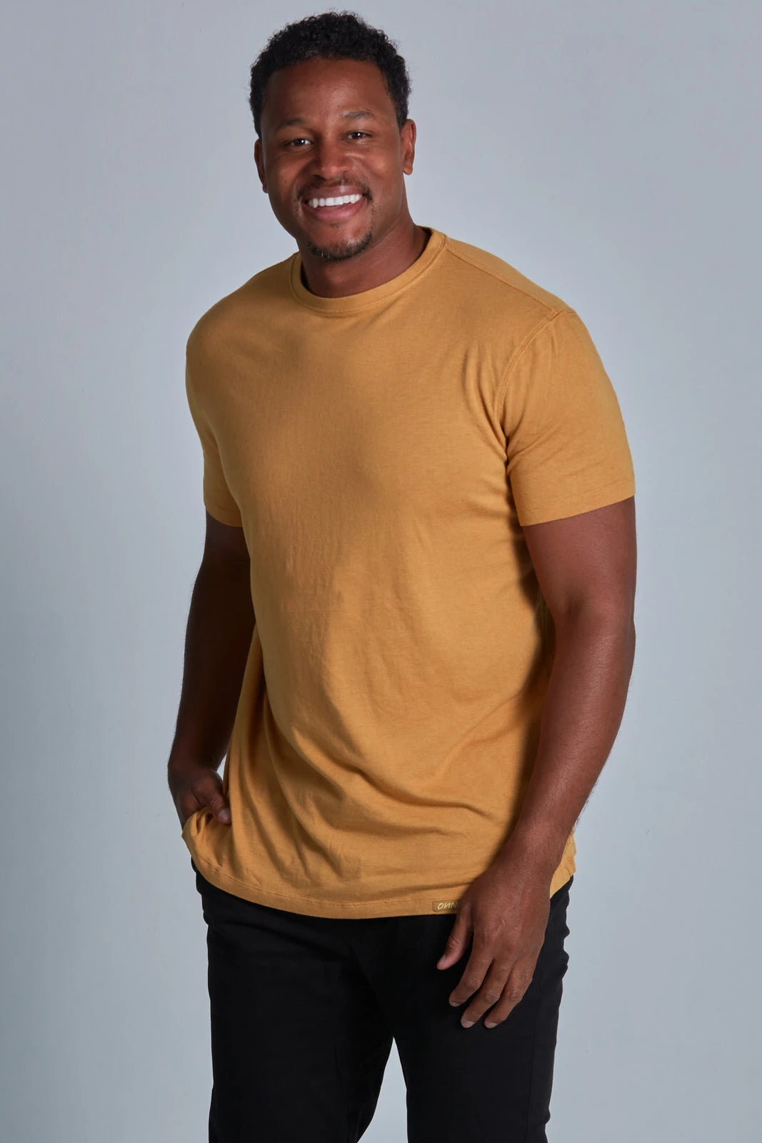 ONNO bamboo t-shirt in Mustard, Golden is 6'0" and wearing size L.