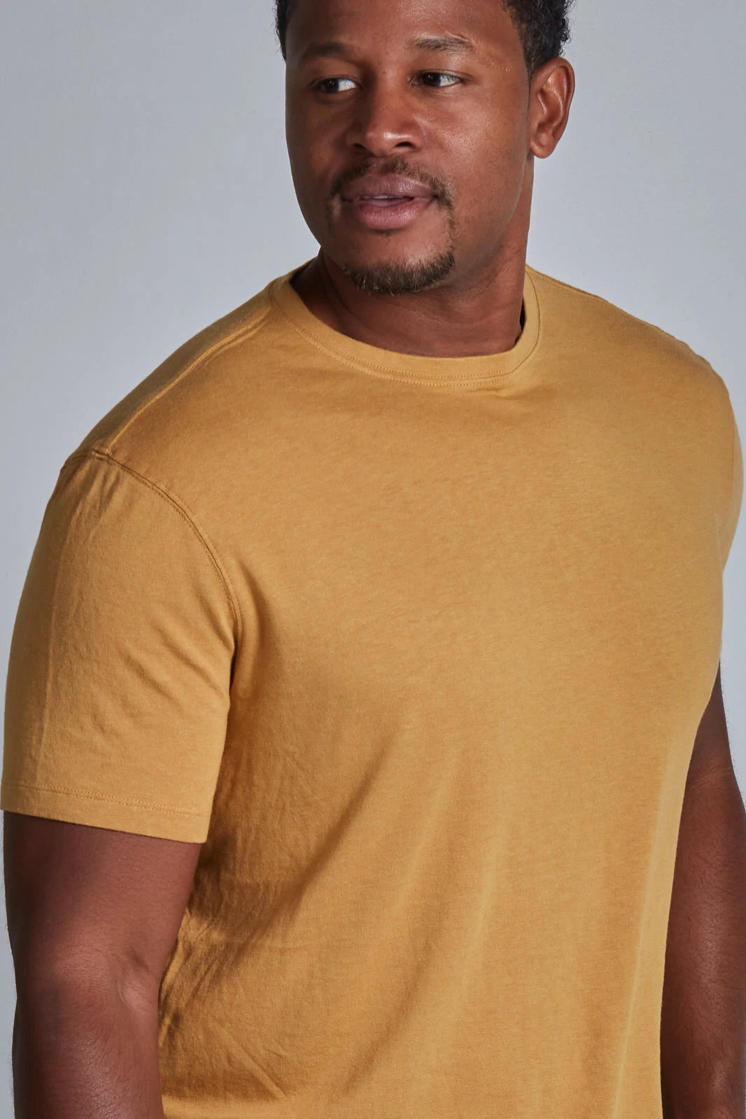 ONNO bamboo t-shirt in Mustard, Golden is 6'0" and wearing size L.