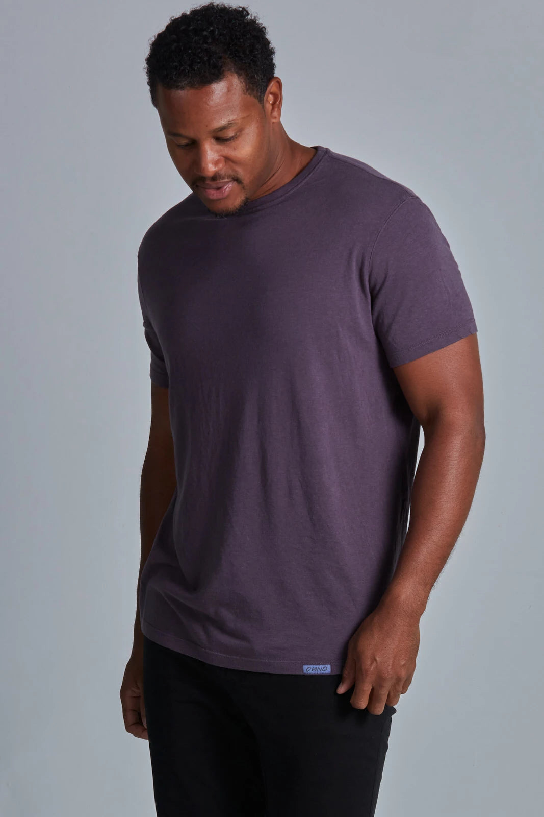 ONNO bamboo t-shirt in Dirty Purple, Golden is 6'0" and wearing size L.