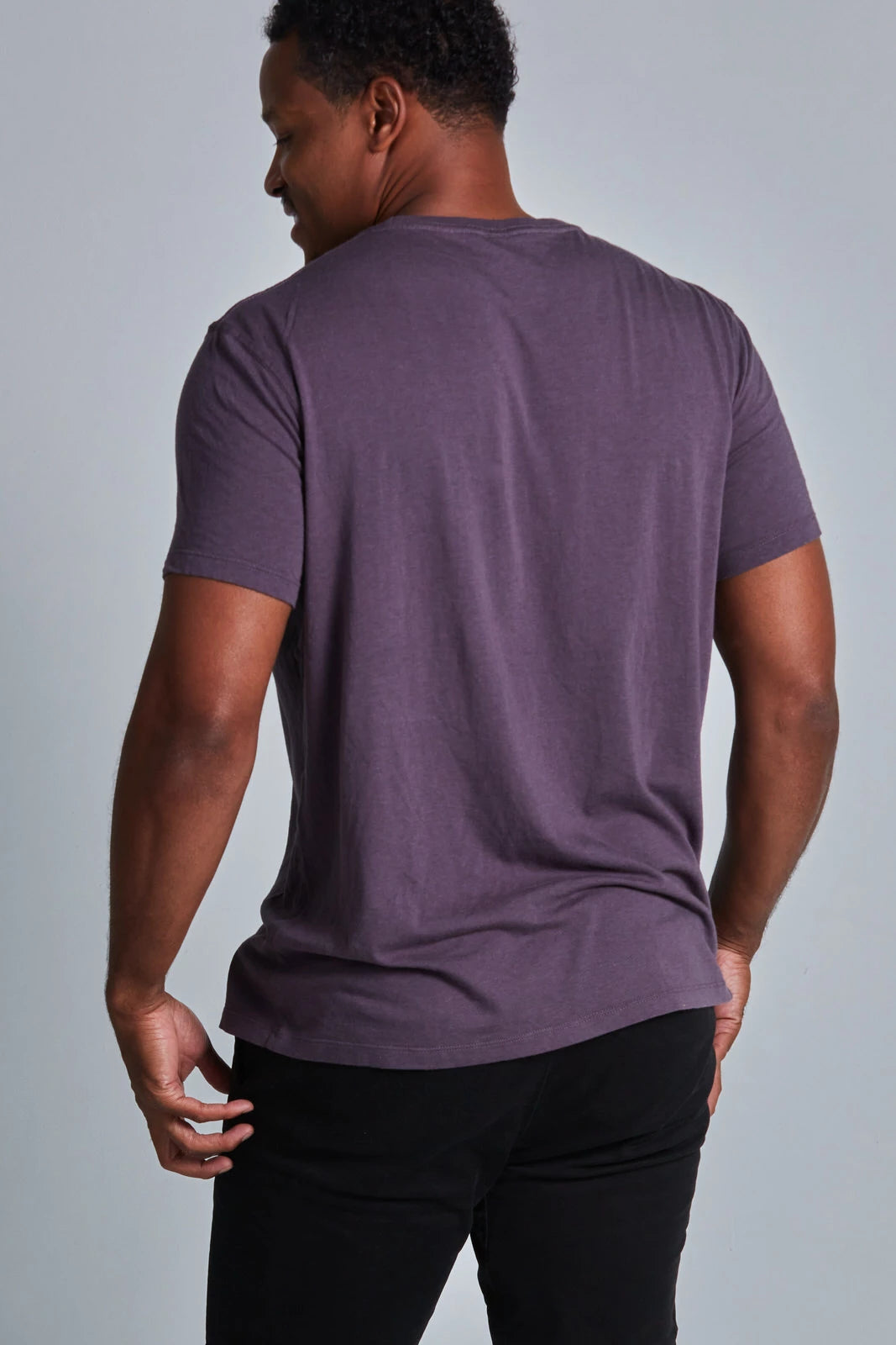 ONNO bamboo t-shirt in Dirty Purple, Golden is 6'0" and wearing size L.