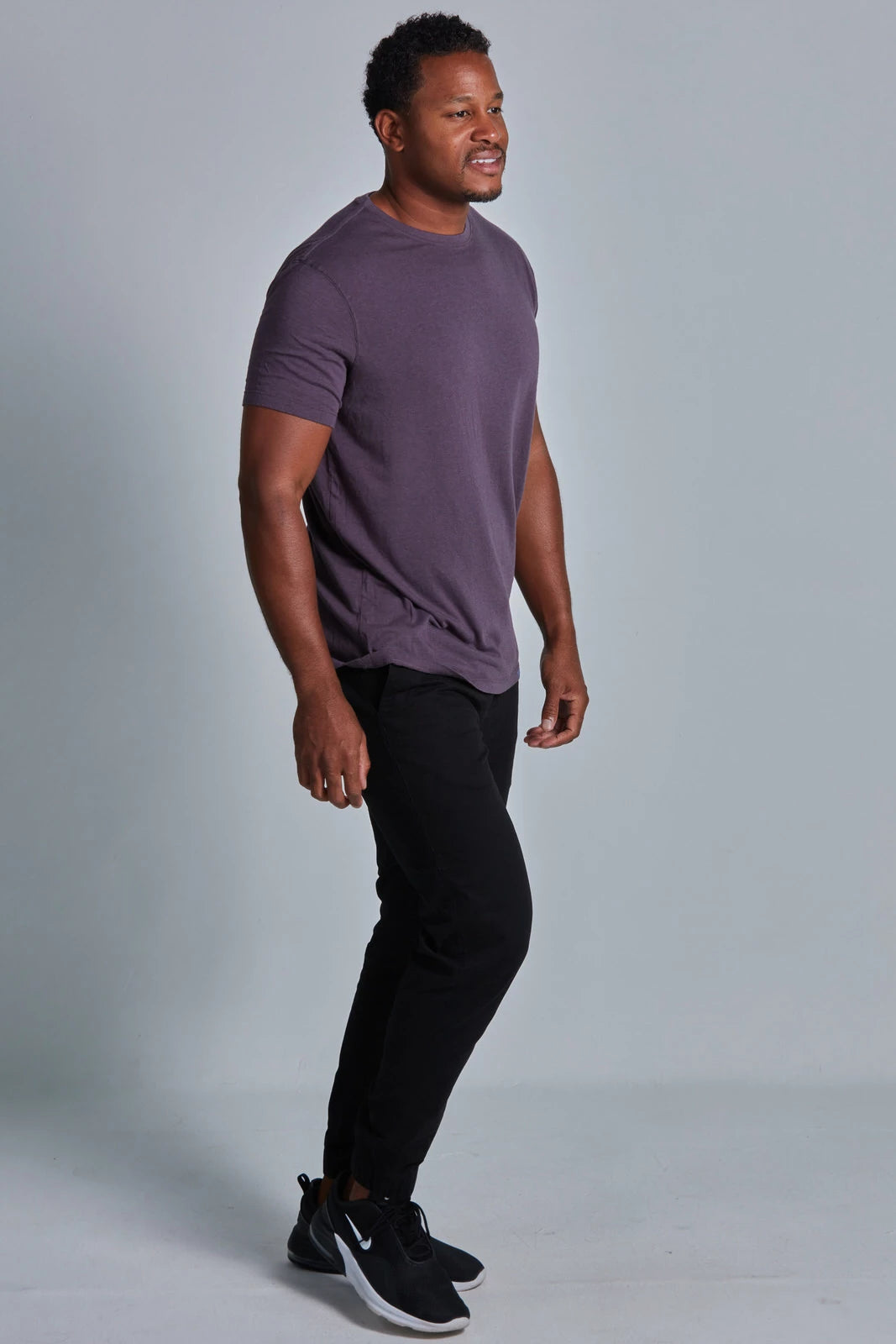 ONNO bamboo t-shirt in Dirty Purple, Golden is 6'0" and wearing size L.