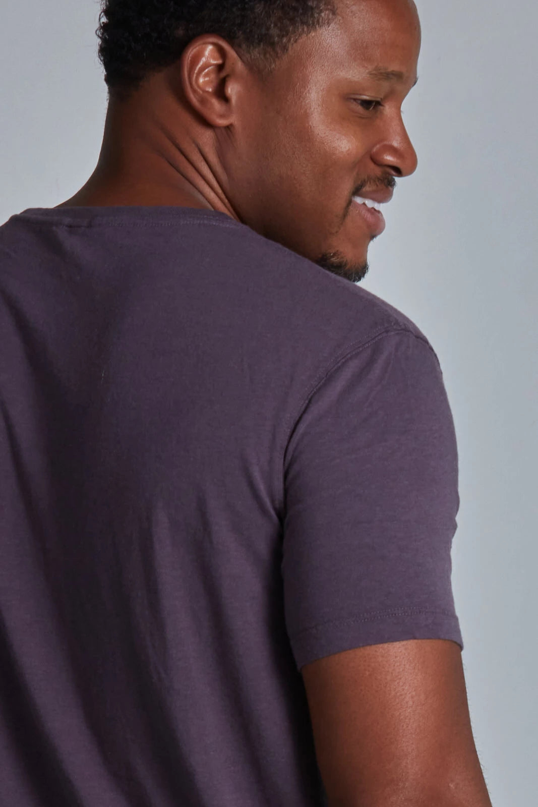 ONNO bamboo t-shirt in Dirty Purple, Golden is 6'0" and wearing size L.