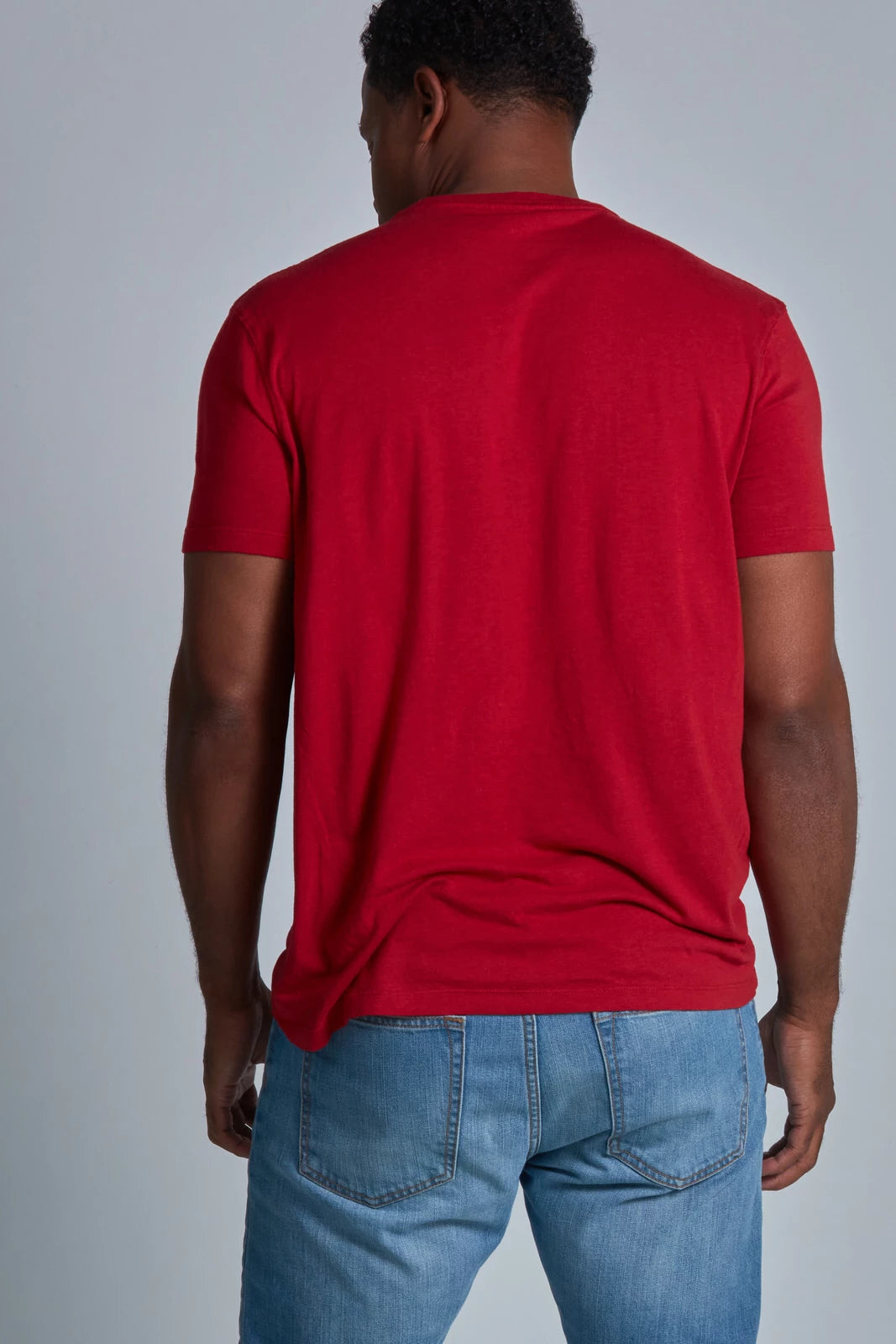ONNO bamboo t-shirt in Earth Red, Golden is 6'0" and wearing size L.