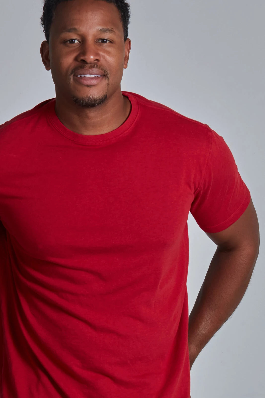 ONNO bamboo t-shirt in Earth Red, Golden is 6'0" and wearing size L.