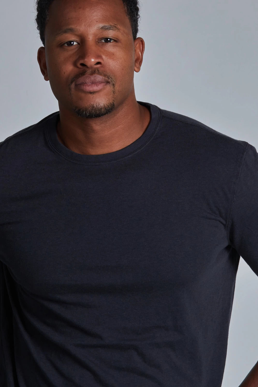 ONNO bamboo t-shirt in Charcoal Blue, Golden is 6'0" and wearing size L.