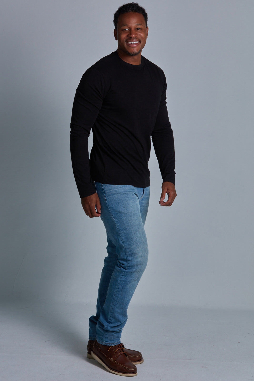 ONNO long sleeve bamboo t-shirt in Black Unpatched, Golden is 6'0" and wearing size L.