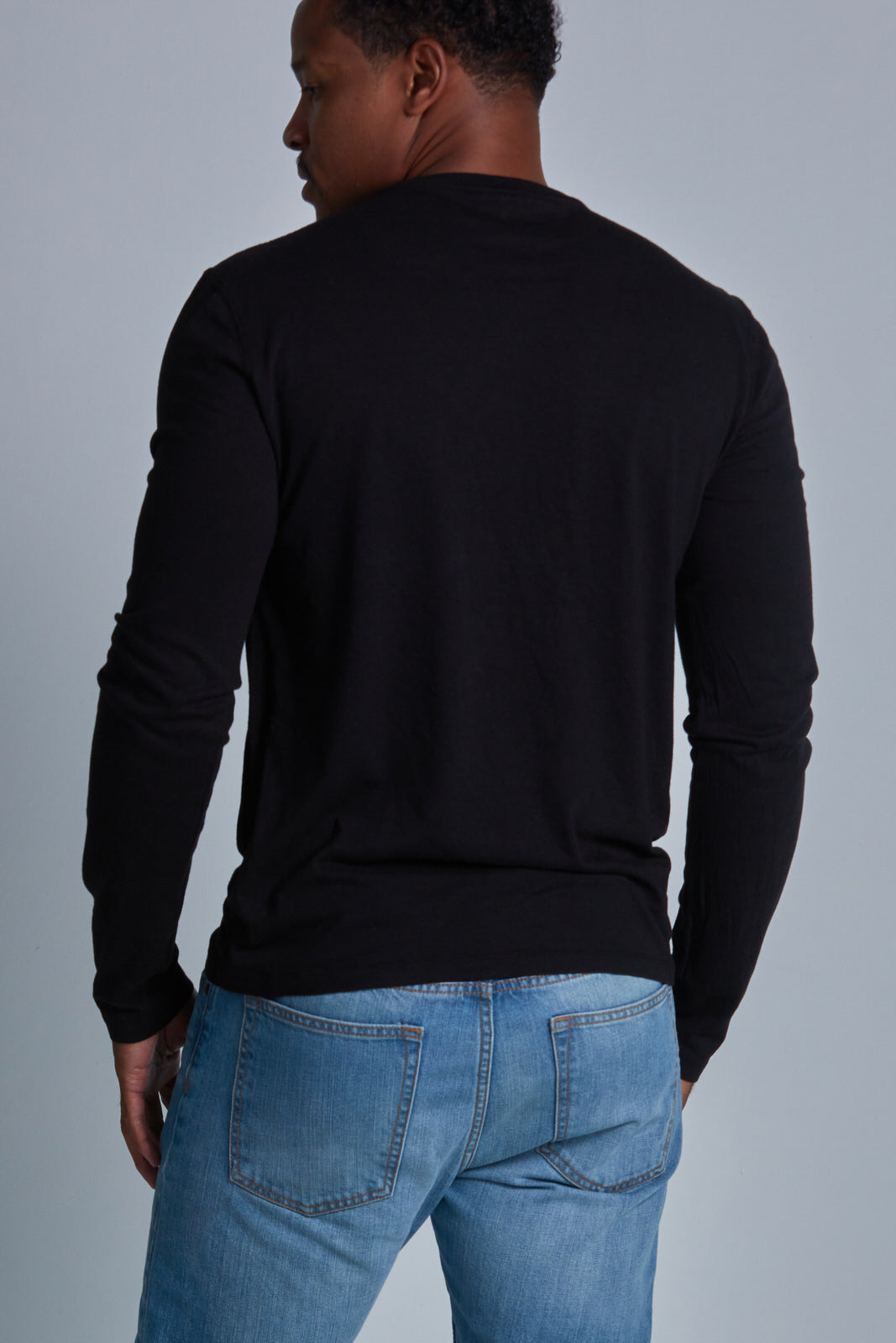ONNO long sleeve bamboo t-shirt in Black Unpatched, Golden is 6'0" and wearing size L.