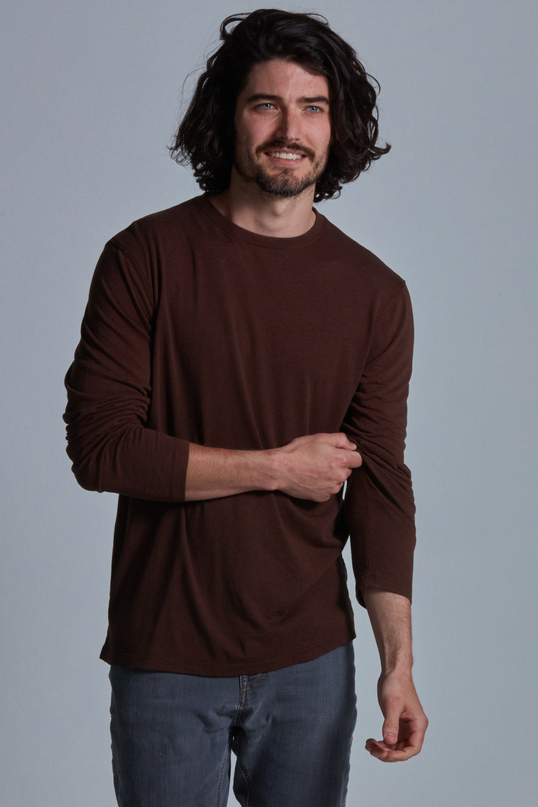 ONNO long sleeve bamboo t-shirt in Espresso Unpatched, Nic is 5'11" and wearing size M.