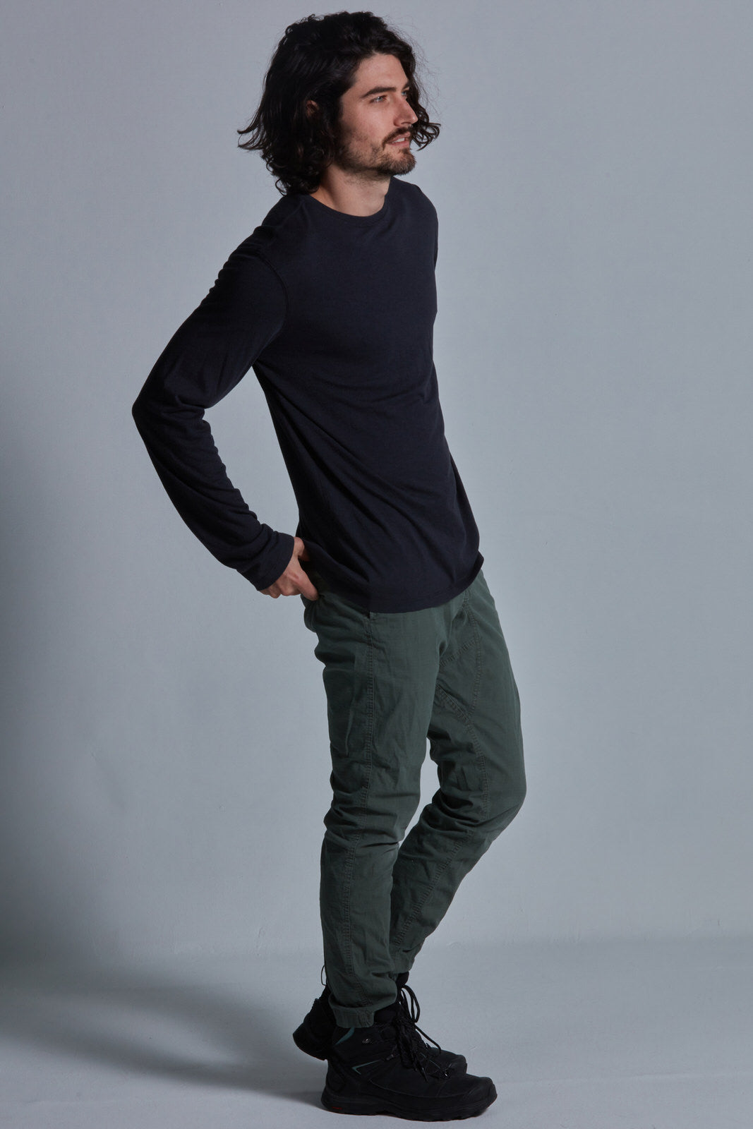 ONNO long sleeve bamboo t-shirt in Charcoal Blue Unpatched, Nic is 5'11" and wearing size M.