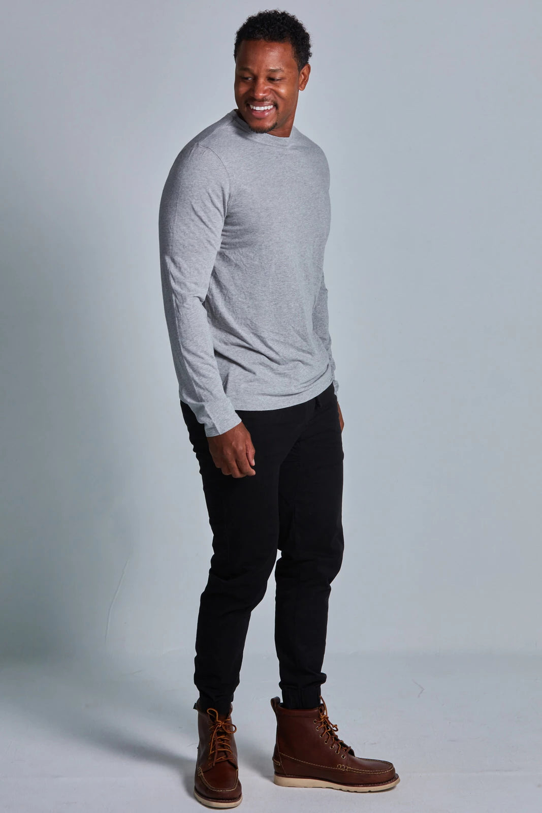 ONNO long sleeve bamboo t-shirt in Heathered Granite, Golden is 6'0" and wearing size L.