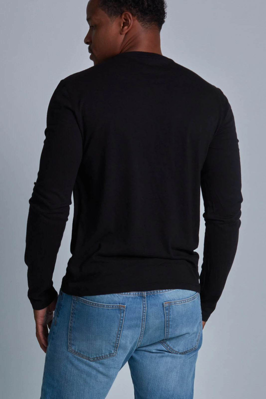 ONNO long sleeve bamboo t-shirt in Black, Golden is 6'0" and wearing size L.