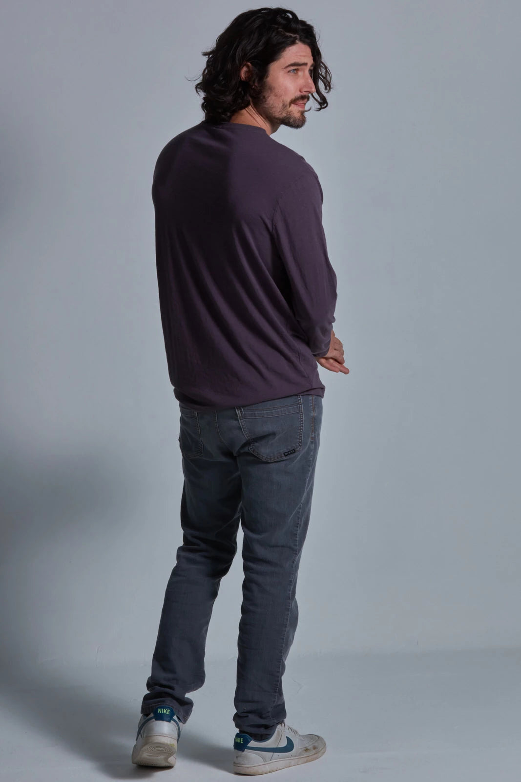 ONNO long sleeve bamboo t-shirt in Dirty Purple, Nic is 5'11" and wearing size M.