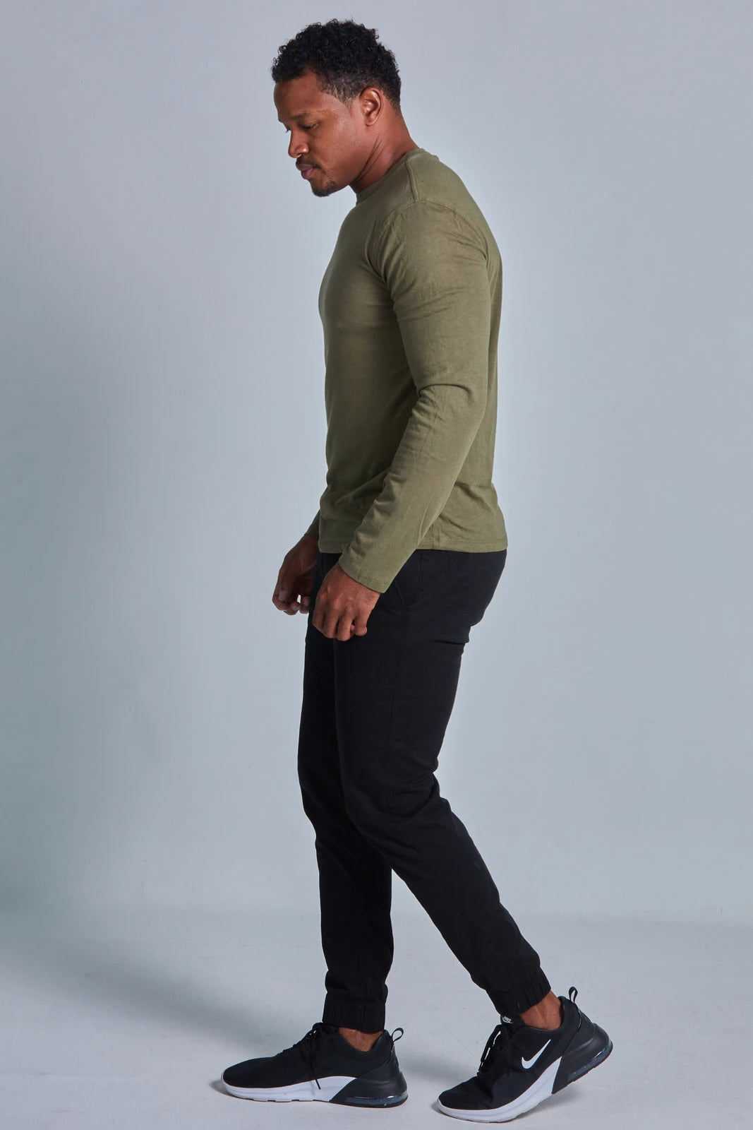 ONNO long sleeve bamboo t-shirt in Cypress, Golden is 6'0" and wearing size L.