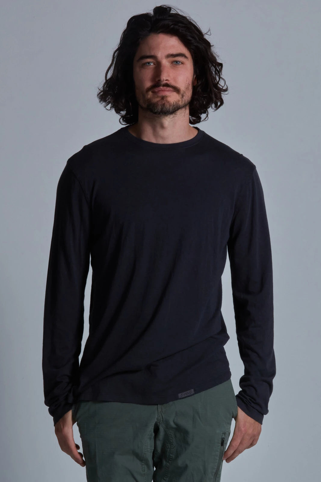 ONNO long sleeve bamboo t-shirt in Charcoal Blue, Nic is 5'11" and wearing size M.