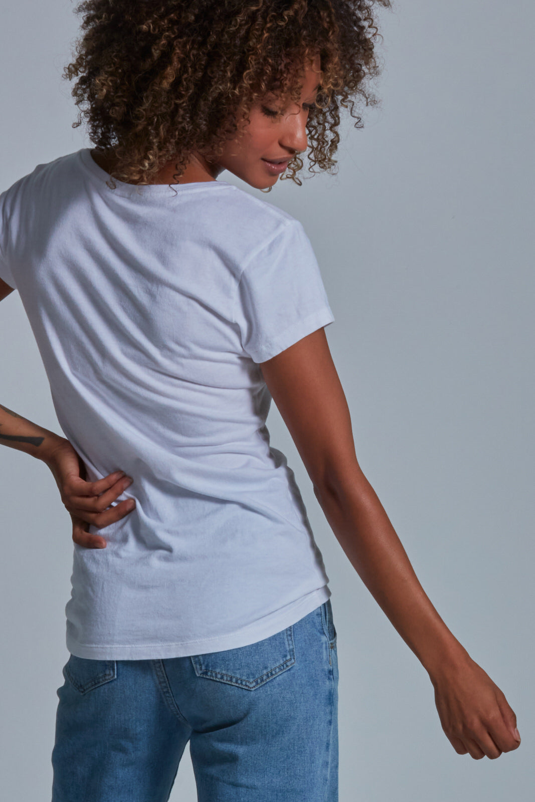 ONNO bamboo t-shirt in White Unpatched, Sage is 5'7" and wearing size XS.