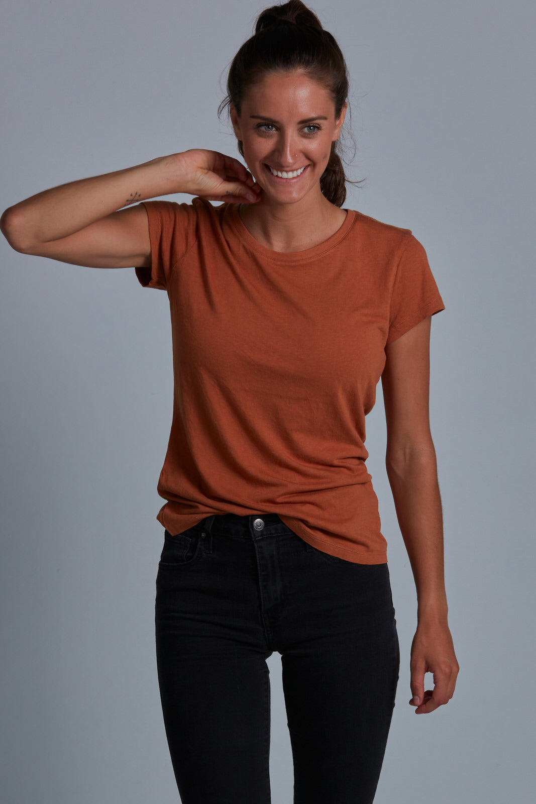 ONNO bamboo t-shirt in Rust Unpatched, Christina is 5'9" and wearing size S.