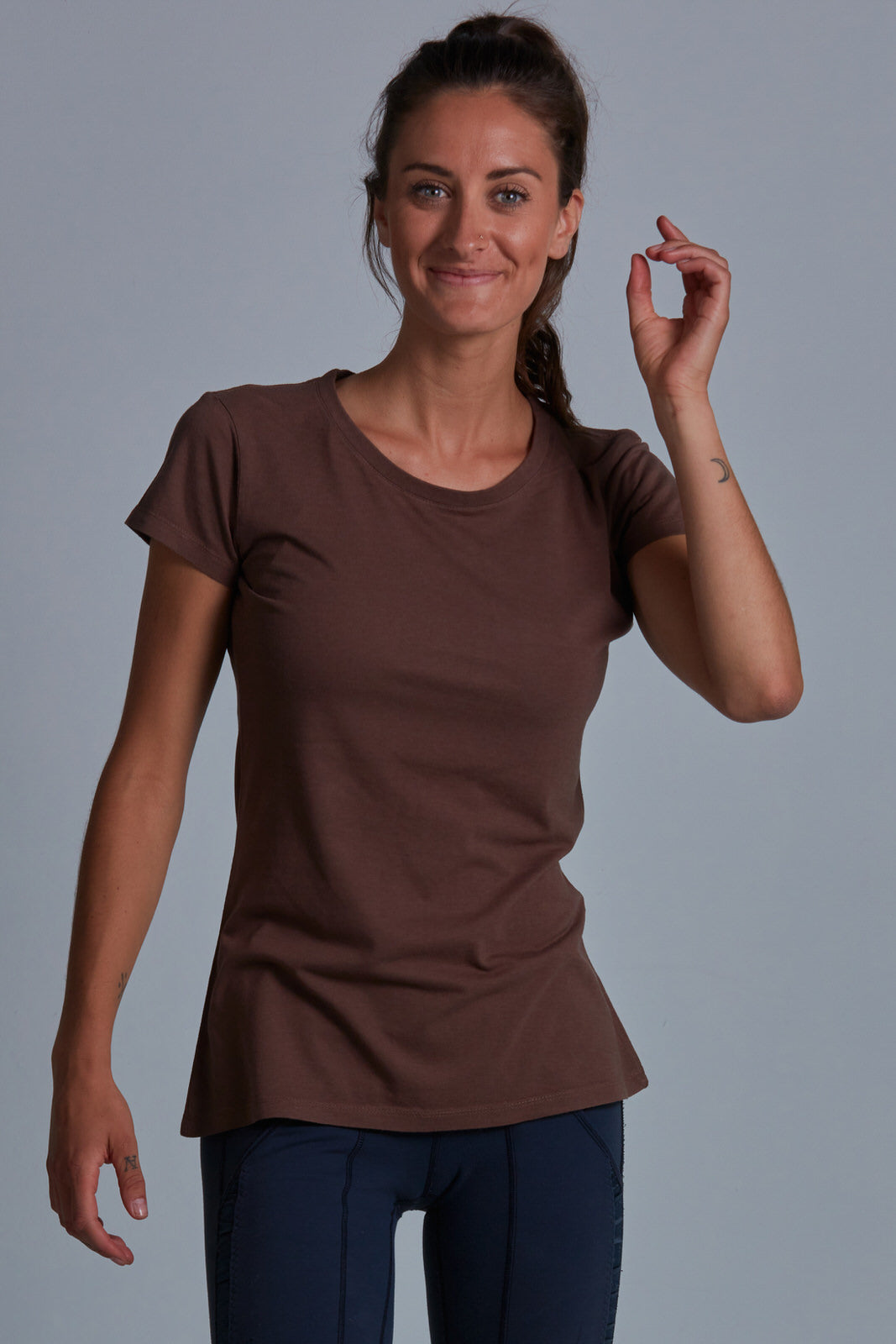 ONNO bamboo t-shirt in Milk Chocolate Unpatched, Christina is 5'9" and wearing size S.