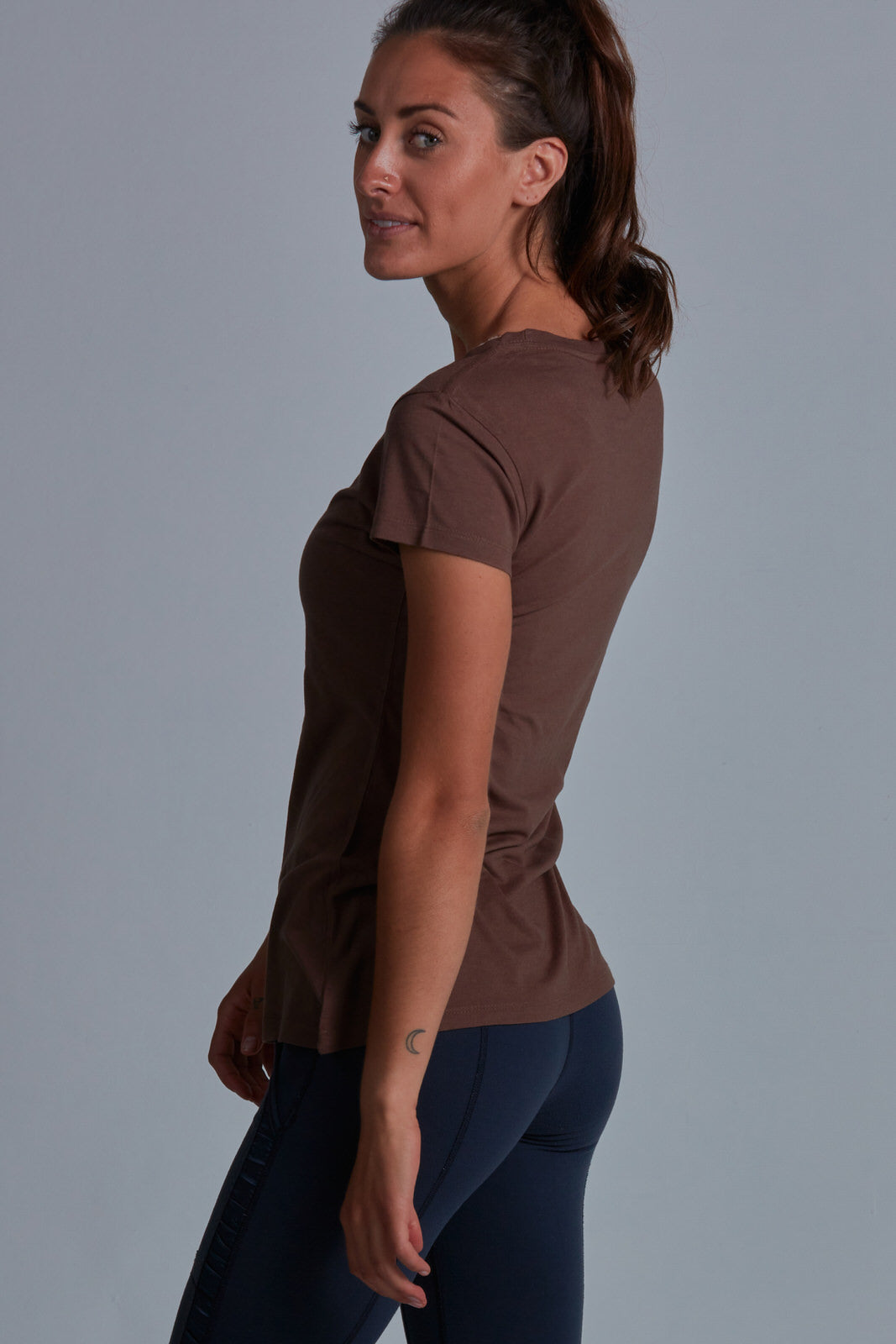 ONNO bamboo t-shirt in Milk Chocolate Unpatched, Christina is 5'9" and wearing size S.