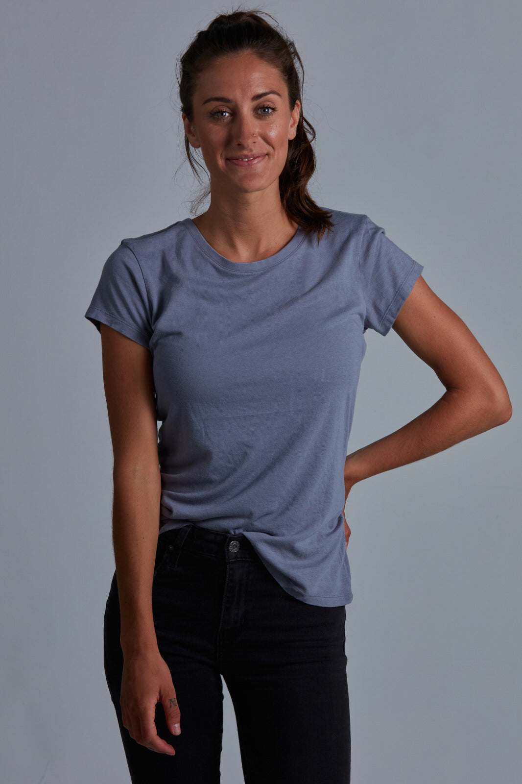 ONNO bamboo t-shirt in Stone Unpatched, Christina is 5'9" and wearing size S.
