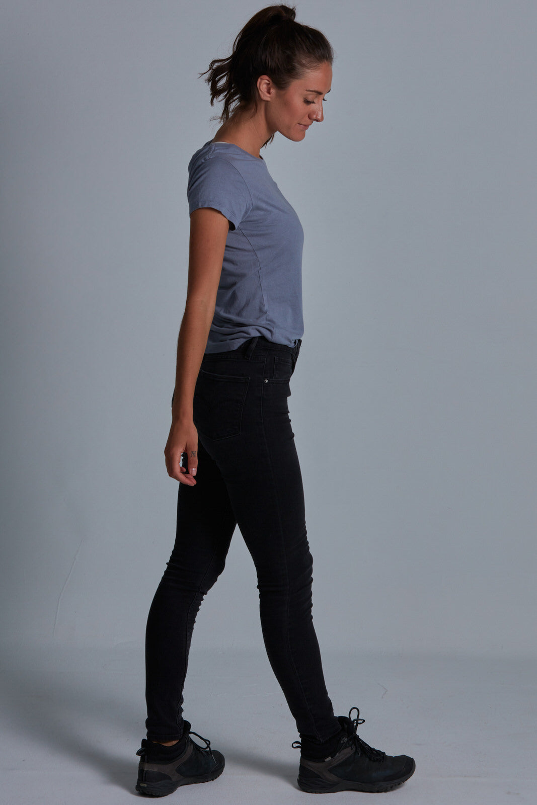 ONNO bamboo t-shirt in Stone Unpatched, Christina is 5'9" and wearing size S.