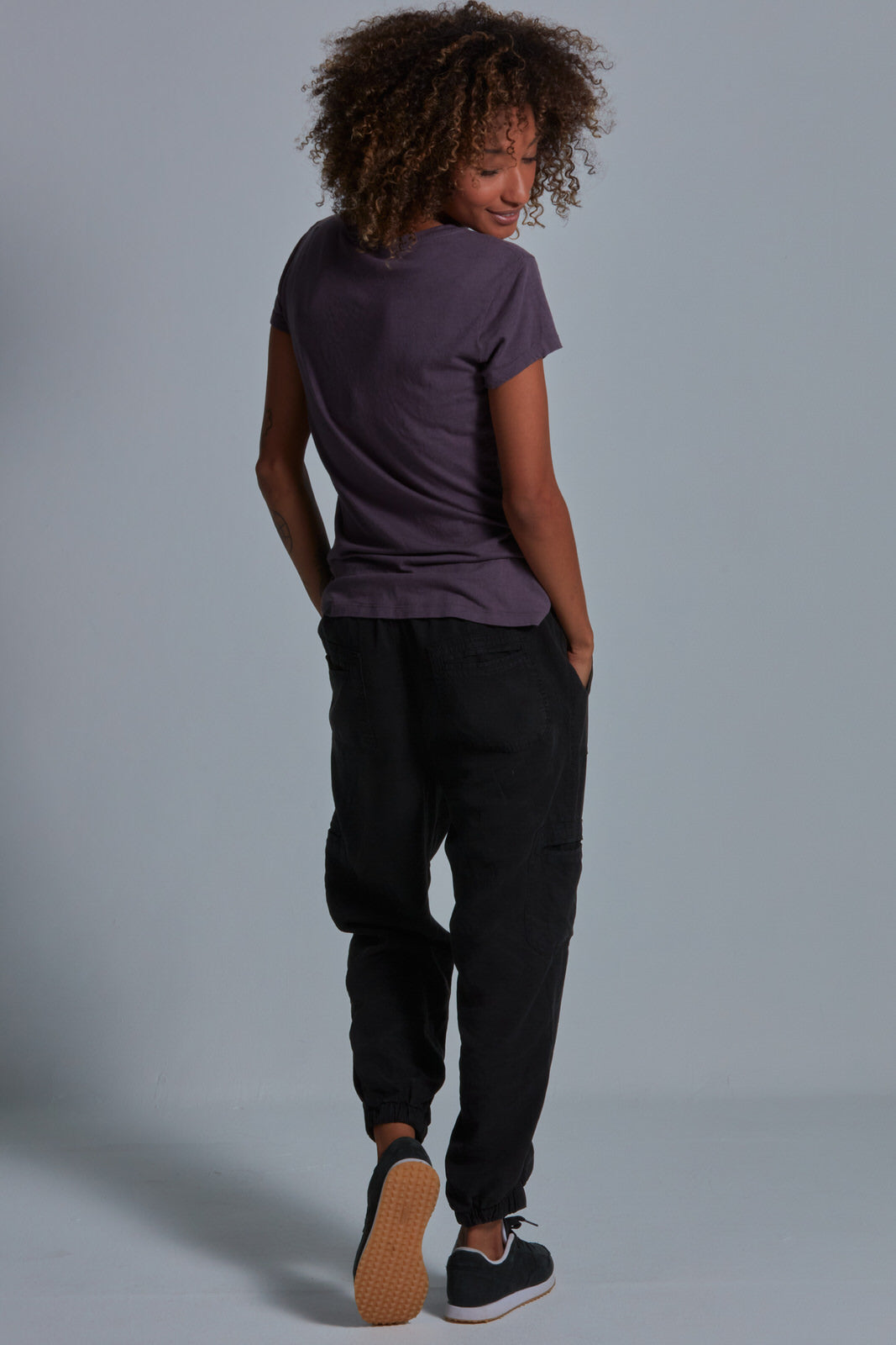 ONNO bamboo t-shirt Dirty Purple Unpatched, Sage is 5'7" and wearing size XS.