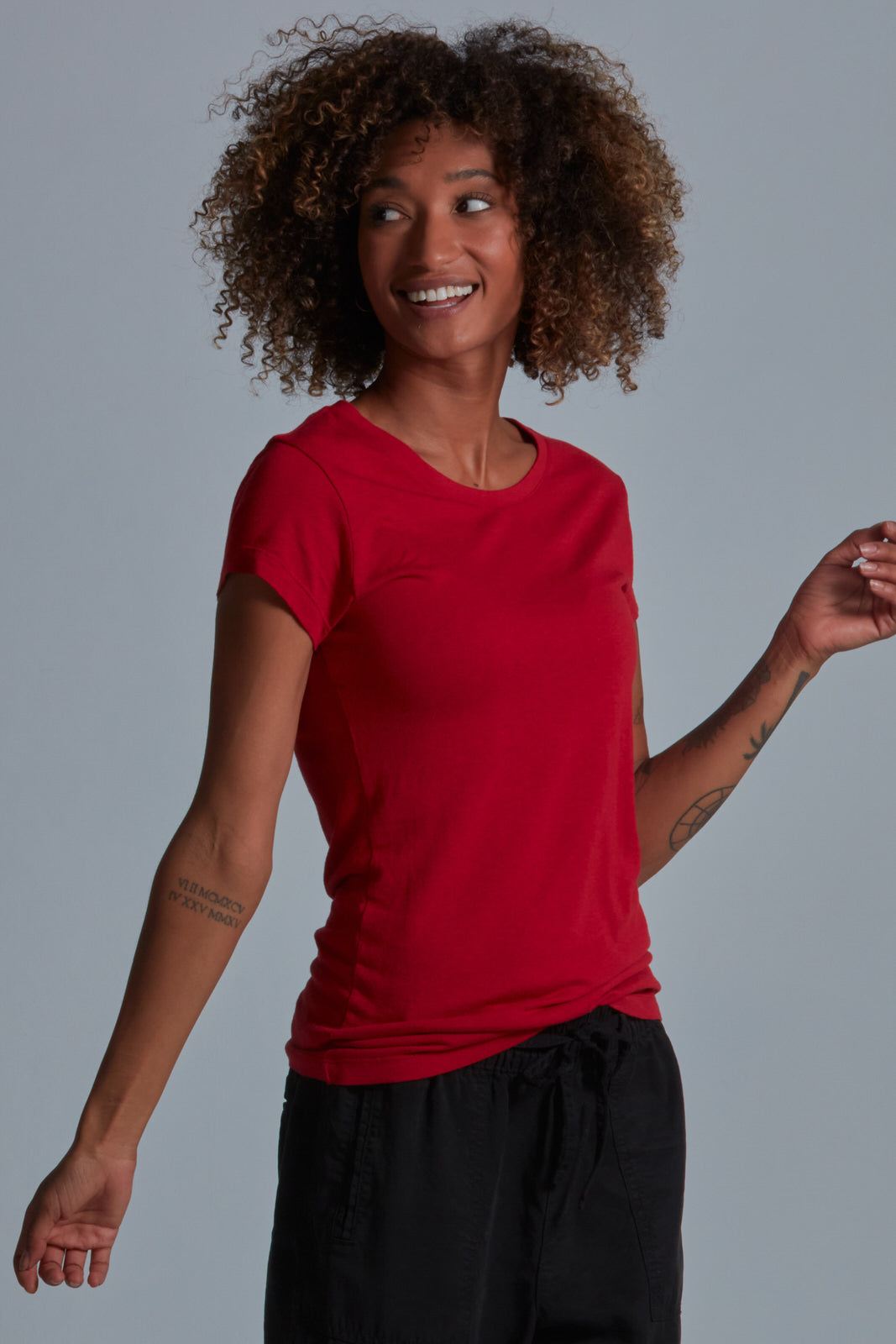 ONNO bamboo t-shirt in Earth Red Unpatched, Sage is 5'7" and wearing size XS.