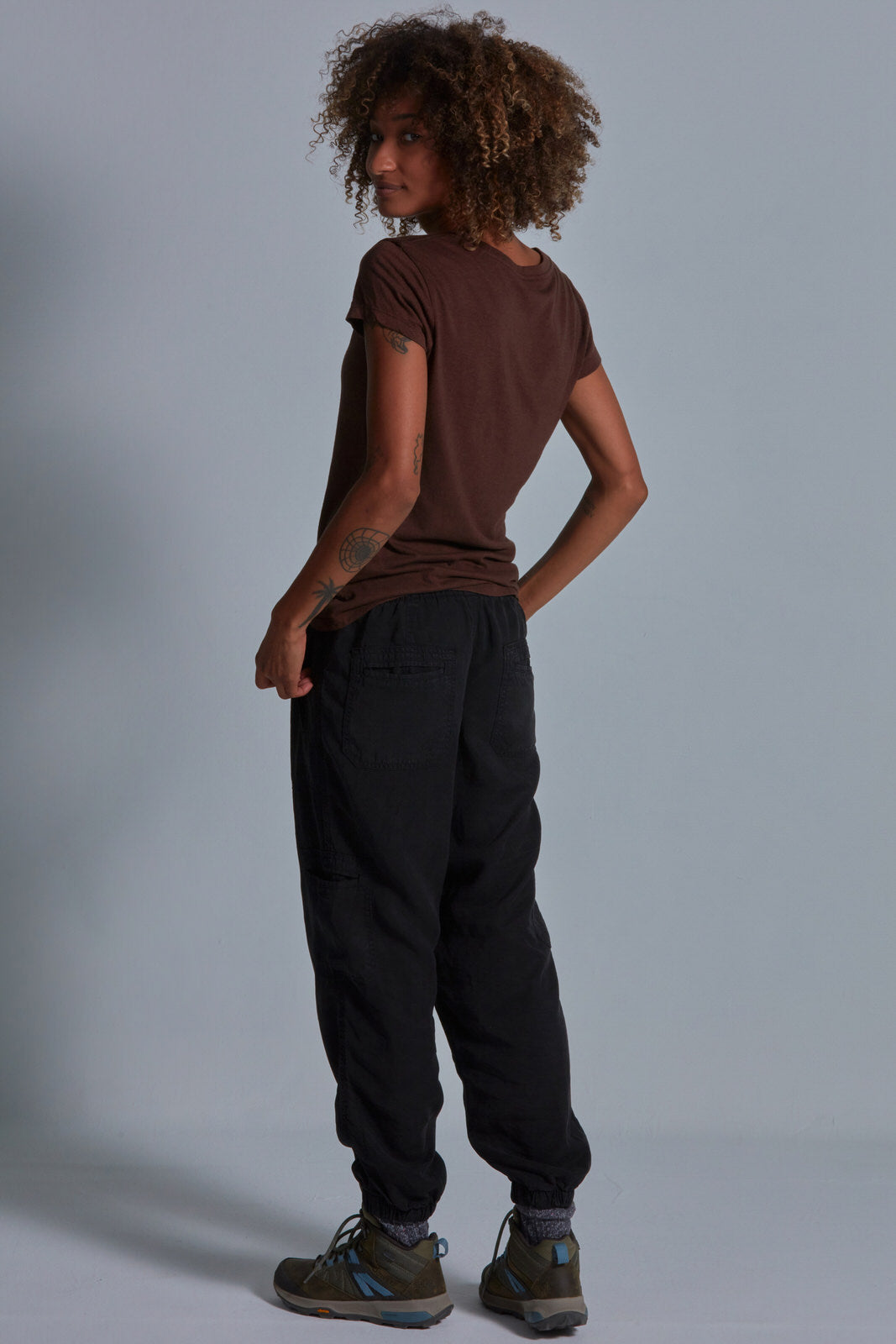 ONNO bamboo t-shirt in Espresso Unpatched, Sage is 5'7" and wearing size XS.