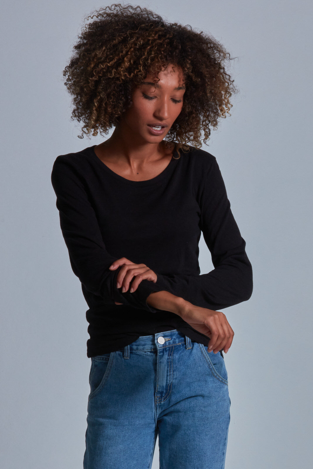 ONNO long sleeve bamboo t-shirt in Black Unpatched, Sage is 5'7" and wearing size XS.