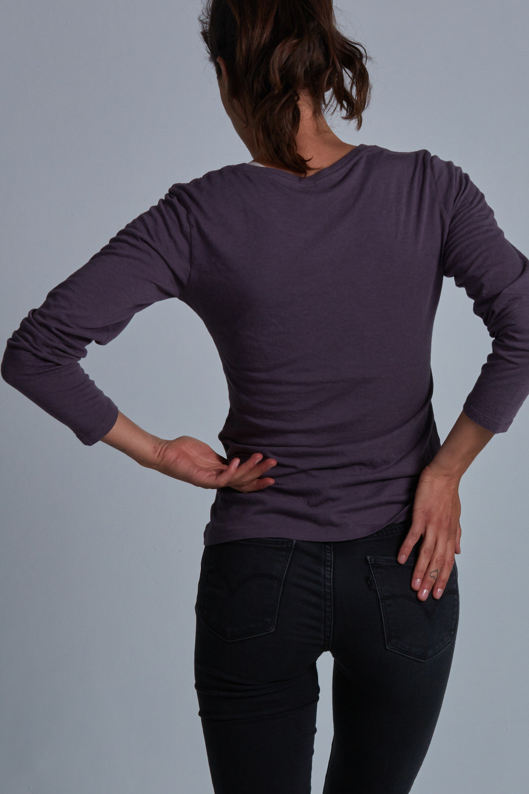 ONNO long sleeve bamboo t-shirt in Dirty Purple Unpatched, Christina is 5'9" and wearing size S.