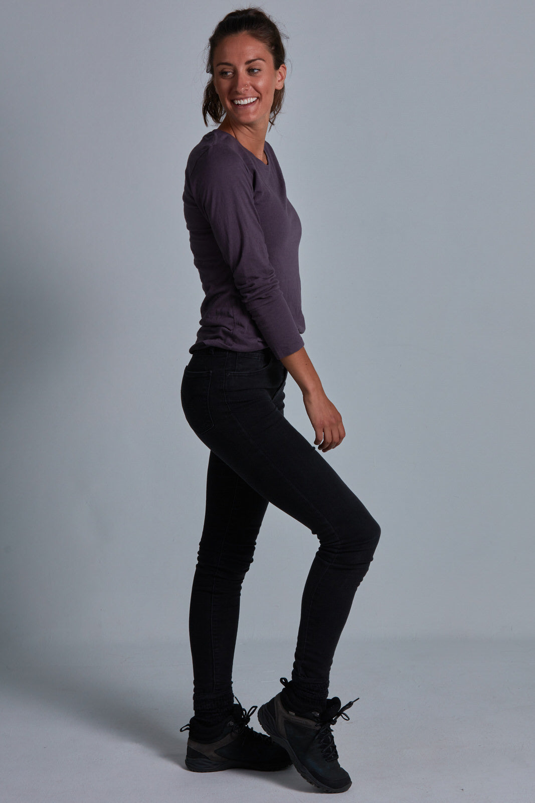 ONNO long sleeve bamboo t-shirt in Dirty Purple Unpatched, Christina is 5'9" and wearing size S.