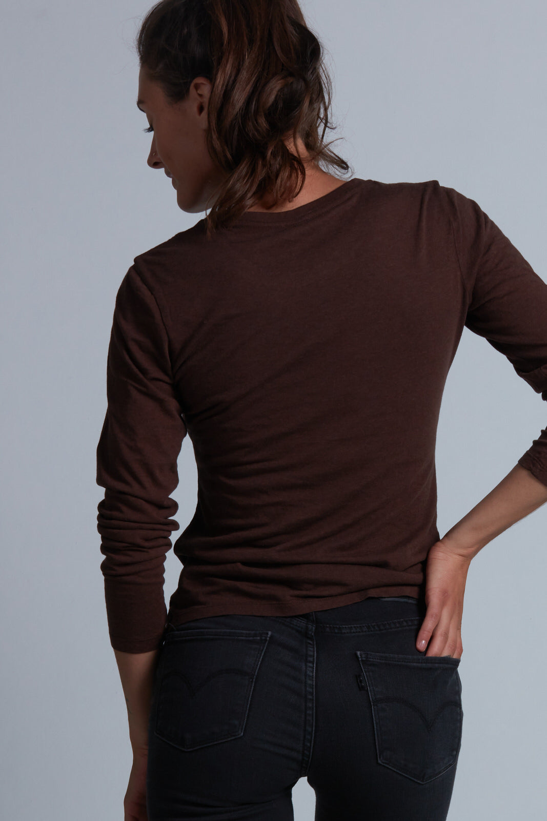 ONNO long sleeve bamboo t-shirt in Espresso Unpatched, Christina is 5'9" and wearing size S.
