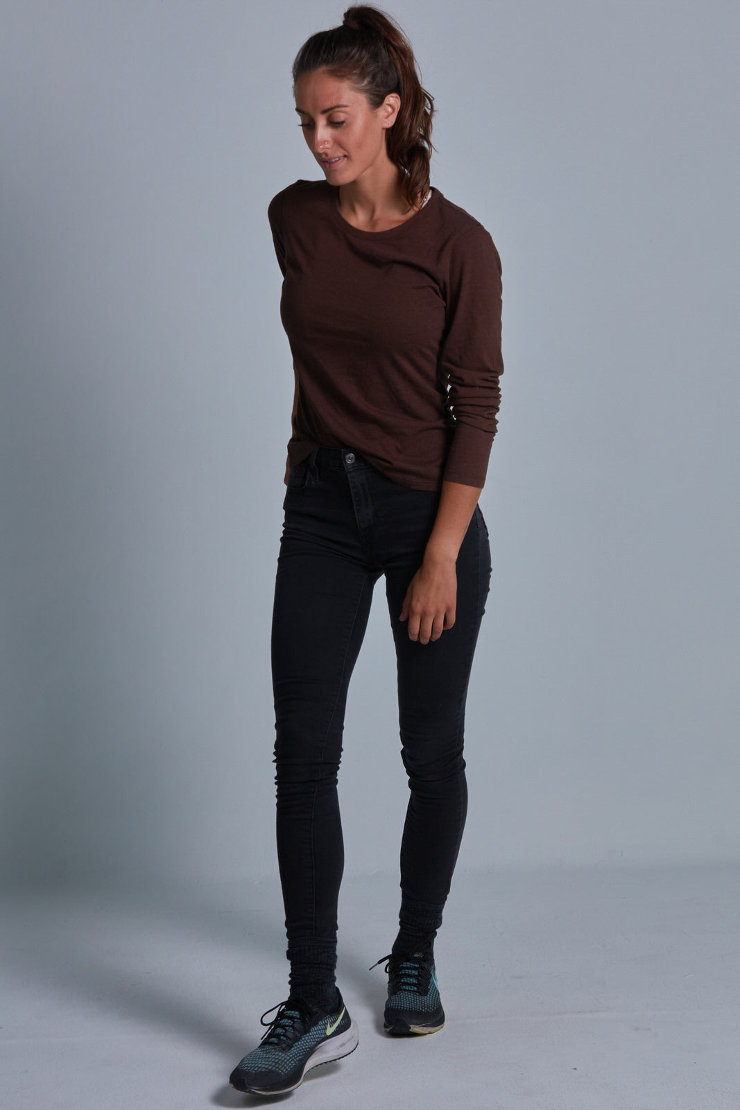 ONNO long sleeve bamboo t-shirt in Espresso Unpatched, Christina is 5'9" and wearing size S.