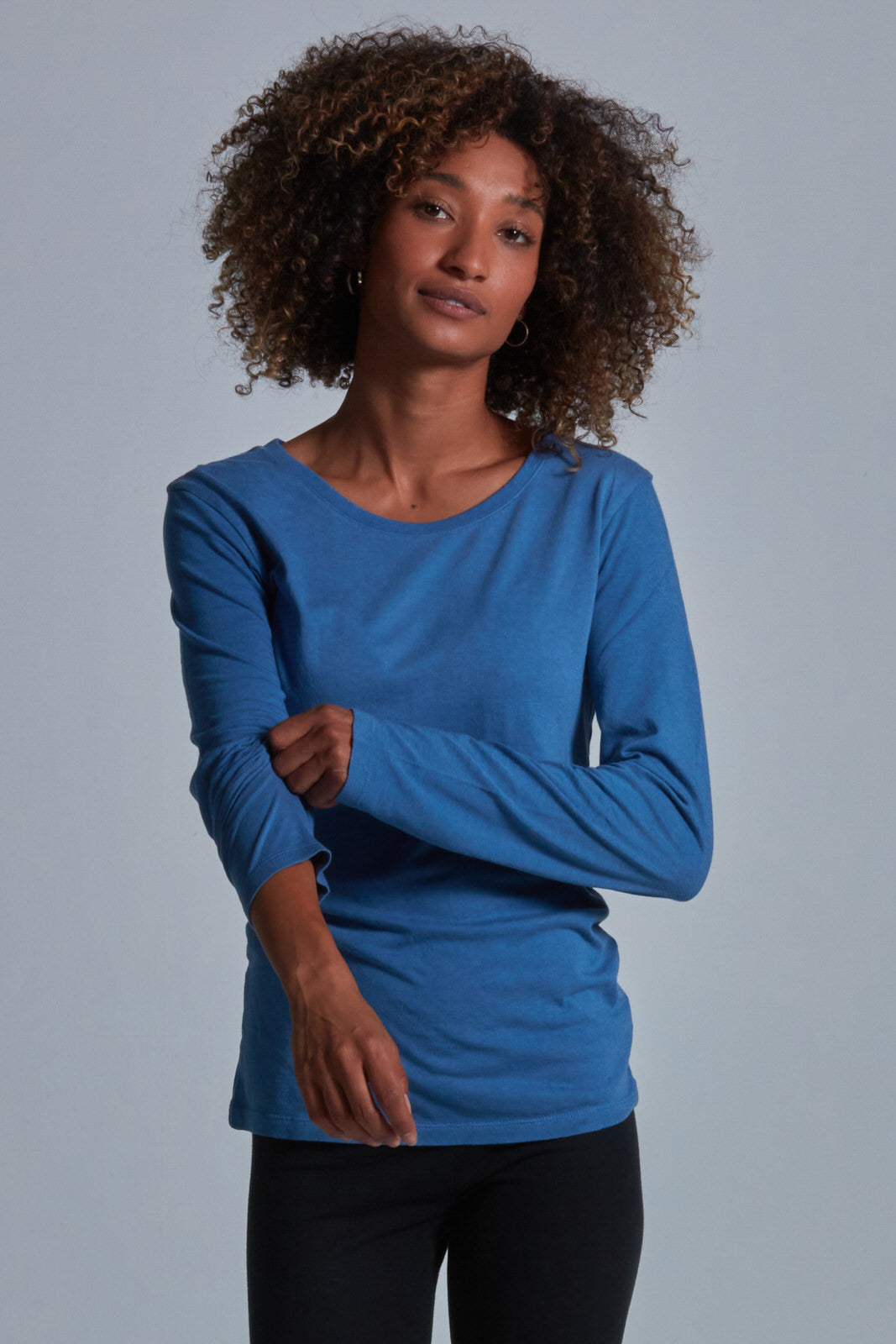 ONNO long sleeve bamboo t-shirt in Sea Blue Unpatched, Sage is 5'7" and wearing size XS.
