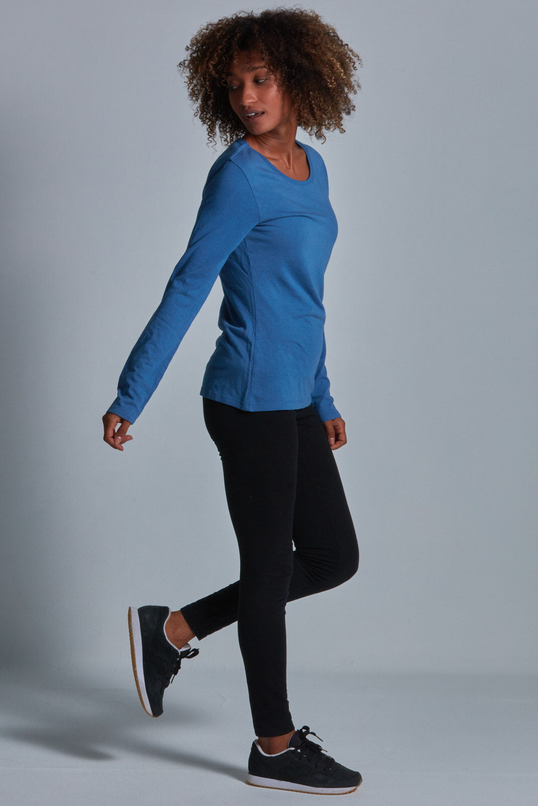 ONNO long sleeve bamboo t-shirt in Sea Blue Unpatched, Sage is 5'7" and wearing size XS.