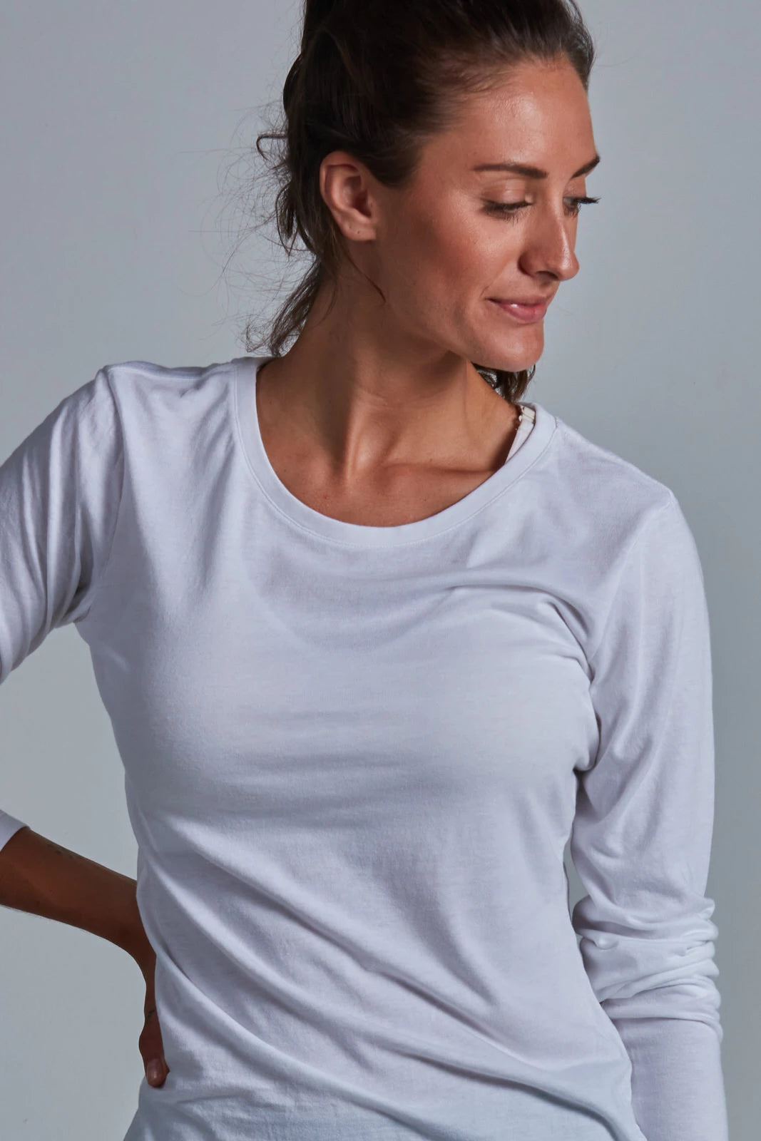 ONNO long sleeve bamboo t-shirt in White, Christina is 5'9" and wearing size S.